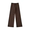 Bruine yoga-broek met wijde pijpen, verstelbaar trekkoord en zachte katoenen textuur. - S / Bottoms / Bruin