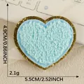Écusson en chenille en forma de cœur bleu clair avec bordure dorée pailletée et taille - Style de Cœur Bleu Clair (2026.5.15)