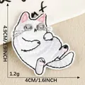 Aufbügelbarer weißer Cartoon-Katzen-Stickpatch mit Abmessungen 4,9 cm x 4,0 cm - Sitzende Katze