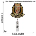 Portabadge ricamato con stemma scolastico e clip retrattile dorata per carte ID - 7x6.7cm