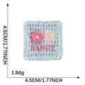 Toppa ricamata quadrata azzurra fatta a mano con fiore e testo Happy 4,5 cm per il fai-da-te - Stile HAPPY Blu Chiaro (G1R-C-1-6) / Senza retro adesivo