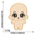 Süßer Cartoon-Puppen-Stickaufnäher für DIY-Taschen, beigefarbener Stoff, 10,1 x 7 cm - Puppenstil 2 (2026.7.25)