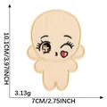 Niedlicher Cartoon-Puppen-Stickaufnäher 10,1x7cm für DIY-Taschendekoration - Puppenstil 5 (2026.7.25)