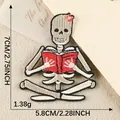 Écusson brodé squelette punk lisant un livre pour décoration vêtements DIY 7cm x 5.8cm - Squelette Lisant Assis avec Fleur / Pièce Unique