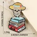 Écusson brodé tête de mort punk et livres, taille 7cm x 3,9cm pour déco de vêtements DIY - Skull Lying on Books