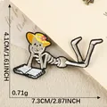 Écusson brodé squelette style punk pour décoration de vêtements DIY, vue détaillée SKU - Squelette Lisant sur le Sol