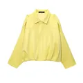 Vue détaillée montrant la structure et l'effet daim du bomber jaune clair pour femme. - XS / Hauts / Jaune