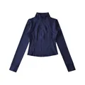 Vista frontale dettagliata della giacca da yoga blu navy con zip e fori per i pollici. - Blu navy