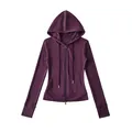 Slim fit paarse yoga-hoodie met rits voor dames gemaakt van zachte katoenen stof - S / Tops / Donkerpaars