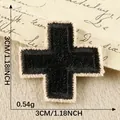 Écusson brodé croix noire rétro pour décoration de vêtements sacs et chapeaux 3x3cm - Croix (2026.8.20) / 3x3cm