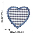 Parche termoadhesivo corazón de cuadros azul y blanco, tamaño 4x4cm, peso 0.52g - Cuadros Azul Claro / Adhesivo Termofusible