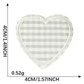 Toppa ricamata termoadesiva a forma di cuore a quadretti, misura 4x4cm, dettagli dimensioni - Grigio e Bianco Argyle / Adesivo a Caldo