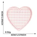 Toppa termoadesiva a forma di cuore a quadretti rosa, misura 4x4cm, variante - Rosa Chiaro Gingham / Adesivo a Caldo
