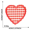Toppa ricamata a forma di cuore a quadretti rossi e bianchi con misure e peso. - Quadri bianchi e rossi / Adesivo a Caldo