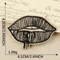 Vintage schetsstijl geborduurde patch in de vorm van lippen voor doe-het-zelf tassen - 4.2x6.1cm