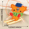 Süße Cartoon-Katze Skifahren Stickerei Aufbügler für Kleidung, Größe ca. 6.2x7cm - Skifahrende Katze / Einzelstück