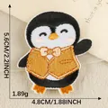 Écusson brodé de pingouin de dessin animé avec gilet jaune, autocollant de 5,6 cm x 4,8 cm - Style de Pingouin 1 (Gilet Jaune) / 1 Pièce