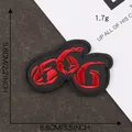 Roter 666 bestickter Aufnäher auf schwarzem Stoff mit Größenangaben für Kleidung DIY. - Schwarz Rot Kunstschrift 666 Heißkleber (D4R-A-3-7*热熔胶)