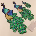 Tres tamaños de parches de pavo real con lentejuelas mostrados con móvil de escala. - Combinación Grande Mediano Pequeño