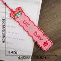 Vue détaillée d'un marque-page brodé rose avec motif floral et texte Lucky Day inclus - Style Texte Rose (5)