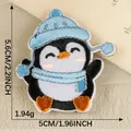 Écusson brodé de pingouin mignon avec dimensions pour décoration de vêtements - Style de Pingouin 2 (Chapeau Bleu Écharpe) / 1 Pièce