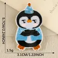 Patch brodé de pingouin de dessin animé avec chapeau de fête bleu et gilet pour DIY - Style de Pingouin 3 (Chapeau de Fête) / 1 Pièce