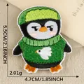 Écusson brodé pingouin dessin animé mignon variante montrant dimensions 5,5x4,7 cm et poids - Style de Pingouin 4 (Pull Vert) / 1 Pièce