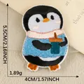 Écusson pingouin brodé mignon avec écharpe bleue et boisson, taille 5,5 x 4 cm - Style de Pingouin 7 (Boire) / 1 Pièce