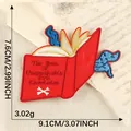 Rode boek geborduurde patch voor tassen en kleding decoratief DIY accessoire 9x7cm - 7.6x9.1cm