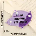 Paarse kussenvormige geborduurde patch met tekst I'm Going To Bed en witte bloemen - 5.8x7.6cm