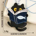 Toppa termoadesiva ricamata gatto nero che legge libro per accessori abbigliamento DIY - Gatto Che Legge / 4.6x6.6cm