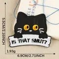 Toppa ricamata gatto nero termoadesiva con testo IS THAT SMUT, misura 5,5x6,9cm - Gatto con Striscione (IS THAT SMUT?) / 5.5x6.9cm