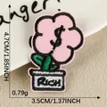 Roze geborduurde bloem patch met dollarteken en Rich tekst, maat 4,7 x 3,5 cm SKU. - Nr.1 Potplant ($/Rich)
