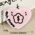 Roze hartvormige geborduurde patch met Rich Flower-tekst voor DIY kledingdecoratie - Nr.2 Roze Hart (Rich Flower)