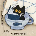Toppa termoadesiva ricamata gatto nero in tazza blu per abbigliamento DIY, 7,1x6,1cm - Gatto in tazza / 7.1x6.1cm