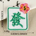 Mahjong Fa-steen met roze bloem geborduurde opstrijkbare patch voor DIY kledingdecoratie - Nr.4 Mahjong (Fa)