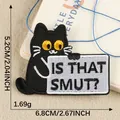 Toppa ricamata termoadesiva con gatto nero e il testo umoristico "Is That Smut?" - 5.2x6.8cm