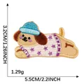 Écusson brodé teckel mignon avec bonnet bleu et motif étoiles, largeur 5,5 cm - Teckel (Chapeau Bleu)