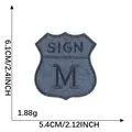 Parche bordado de mezclilla azul en forma de escudo con letra M y texto SIGN, 6,1x5,4 cm - Parche Bordado de Escudo (SIGN M) / 6.1cm X 5.4cm / Azul Denim