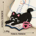 Toppa ricamata gatto nero che legge libro termoadesiva per abbigliamento, 7x6,9cm - 7x6.9cm