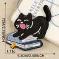 Toppa termoadesiva ricamata gatto nero su libri, accessorio fai-da-te 6,3x7cm - 6.3x7cm