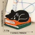 Toppa ricamata termoadesiva gatto nero che dorme sui libri per decorazione fai da te - 5.3x7.1cm
