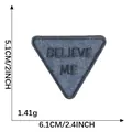 Parche bordado triangular denim azul 'BELIEVE ME' con dimensiones y peso detallados - Azul Denim Triángulo (BELIEVE ME) / 6.1x5.1cm