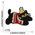 Parche bordado de animal lindo para decoración de ropa DIY y fundas de teléfono - Gato Negro (Camisa a Rayas)