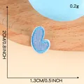 Piccola toppa blu ricamata con lettera L per decorazione fai da te di abiti e diari - Lettera L Blu (B4L-B-1-8) Autoadesiva / 1.3x2cm