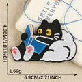 Patch ricamata gatto nero che legge un libro, applique termoadesiva per vestiti - 4.6x6.9cm