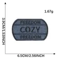 Parche bordado de mezclilla azul Cozy Freedom con dimensiones 6,5x3,9 cm detalle - Parche Bordado Ovalado (FREEDOM COZY) / 6,5 cm x 3,9 cm / Azul Denim