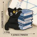Toppa ricamata gatto nero sui libri, dimensioni 7,1 cm x 6,3 cm, variante prodotto - 7.1x6.3cm