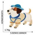 Lindo parche bordado de perro salchicha con dimensiones 5,5x5,2cm y un peso de 1,76g - Teckel (De Pie Sombrero Azul)