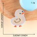 Toppa ricamata simpatico anatroccolo giallo per abiti, alta 4,6 cm e con peso 1,1 g. - Anatra Gialla di Profilo (B4L-B-1-4) Autoadesivo